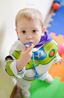 Niño disfrazado de Buzz Lightyear, personaje de la película Toys. Jardín Corazón de Melón, Roldán. Fotografía de Leticia Martiñena