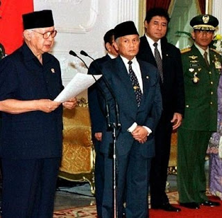 aksi yang mengarah pada tuntutan terjadinya suksesi kepemimpinan nasional Kronologi Jatuhnya Pemerintahan Orde Baru 