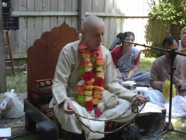 Sankarshan Das Chanting On New Initiate's Japa Beads, Colombus