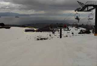 箱館山スキー場山頂から見たレストハウスの写真
