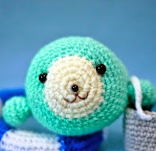 http://translate.google.es/translate?hl=es&sl=en&tl=es&u=http%3A%2F%2Fhappie-scrappie.blogspot.com.es%2F2012%2F09%2Famigurumi-pattern-baby-seal-learns.html