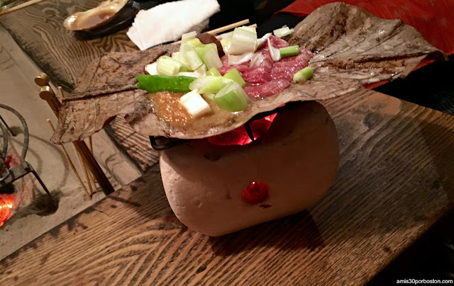 Hoba Miso with Beef en esta Izakaya de Tokio