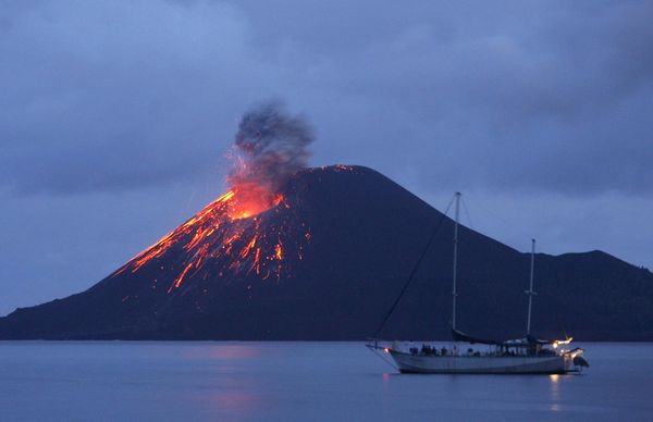 Misteri Gunung Anak Krakatu  Kumpulan Kisah Misteri Dunia