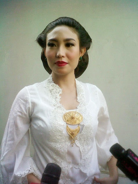 Hari Kartini Bikin Hidup Ayu Dewi Lebih Berwarna, Kenapa?