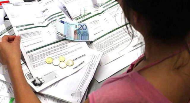 Bollette, Codacons: nel 2023 le famiglie pagheranno 4.700 euro