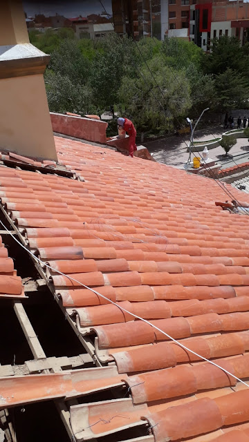 Wir führen die Reparatur des Daches der Kirche Nuestra Señora del Carmen in Villazón durch. Neu eindecken des Daches in seiner Gesamtheit mit gebogenen Keramikziegeln unter Verwendung von alten und neuen Ziegeln, Sicherung mit verzinktem Draht, um Bruch zu verhindern. Durch Beschädigung des Daches durch Wind, in der Regenzeit erleidet die Hauptkirche von Villazón Wasserschäden. Das hat teilweise schon das Innere beschädigt durch sich verschlechternde Wände und Putze.