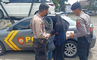 Kabid Humas Polda Jabar : Wujud Pelayanan Prima,  Polisi Antarkan Dua Orang Anak Tersesat Kembali Kepada Orang Tuanya