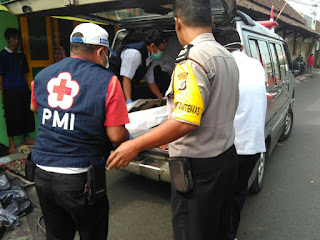 Tergeletak Di Pasar Gede, Polisi Antar Warga ke Rumah Sakit