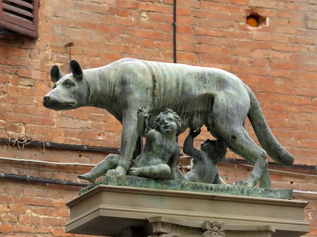 Lupa di Camollia (Camollia She-wolf) by Domenico Arrighetti, Piazza Tolomei, Siena