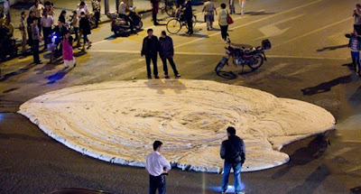 Buih Busuk Keluar Dari Celah Rekahan di China | Para penduduk di Jalan Wende, di Nanjing, Jiangsu tiba-tiba dikejutkan dengan kemunculan buih putih yang busuk diatas jalan Sabtu lalu.