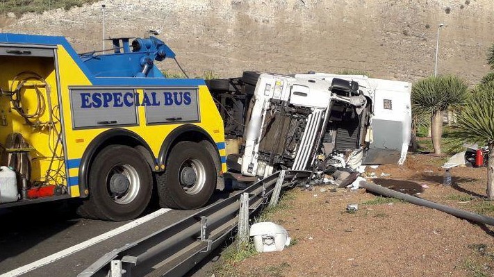 Fallece tras volcar el camión que conducía en la GC-3.