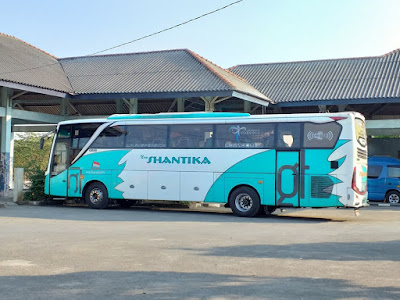 Foto Bus New Shantika Hijau Putih