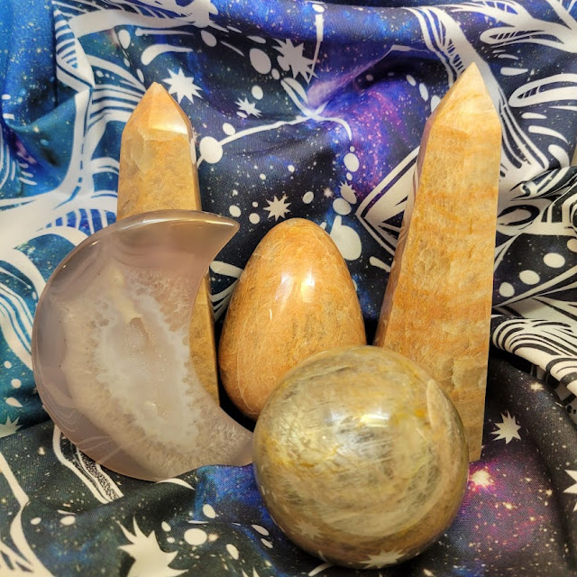 Peach Moonstone 橙月亮石柱和橙月亮石球與蛋形橙月亮石是宇水晶Store的貨品