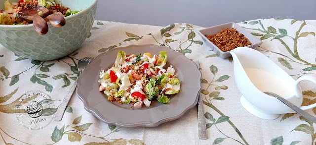 Salade gourmande au saumon, quinoa croustillant et sa sauce crémeuse à la feta - Dans la cuisine d'Hilary