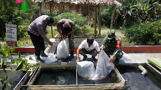 Bhabinkamtibmas Tebar Benih Ikan Nila di Bendung Lepen Giwangan