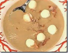 Passatina di lenticchie con soffici di ricotta e prosciutto croccante