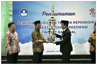 DAFTAR NAMA PEMENANG (JUARA) GURU, KEPALA SEKOLAH DAN PENGAWAS BERPRESTASI TK NASIONAL 2017 JENJANG SD SMP SMA SMK I 108 Guru dan Tenaga Kependidikan Raih Penghargaan GTK Berprestasi dan Berdedikasi