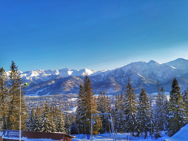 Widok na Zakopane zimą, szczyty Tatr