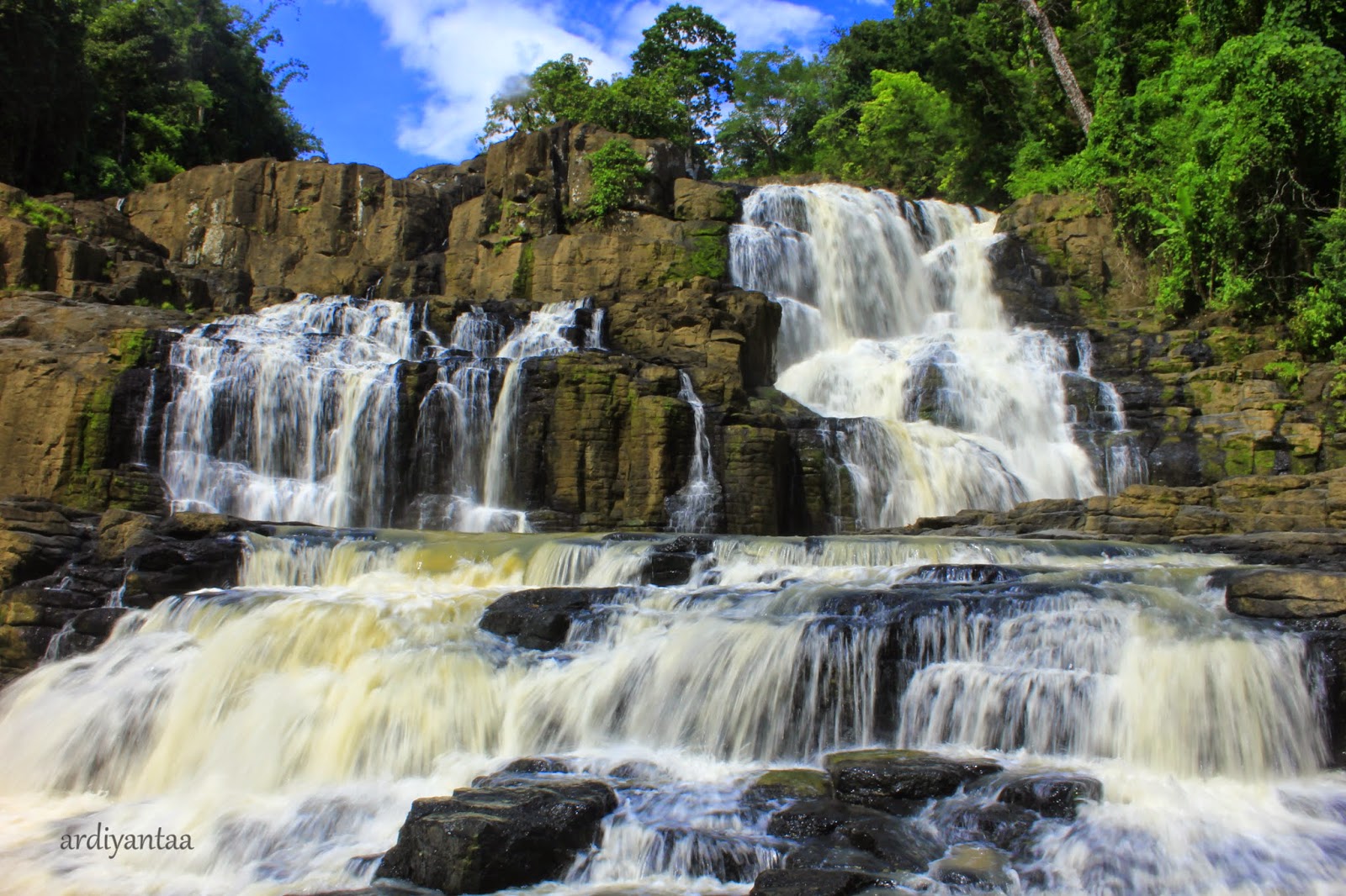 Menunggu Pesawat di Air Terjun Parangloe  ARDIYANTA