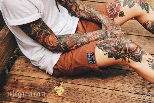 Un lindo tatuaje en la pierna muy elegante