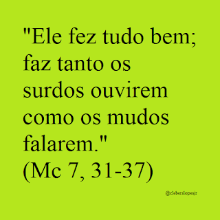 Em fundo verde e letras pretas do tipo Time New Romam, ler-se a frase bíblica: 'Ele fez tudo bem; faz tanto os surdos ouvirem como os mudos falarem.'