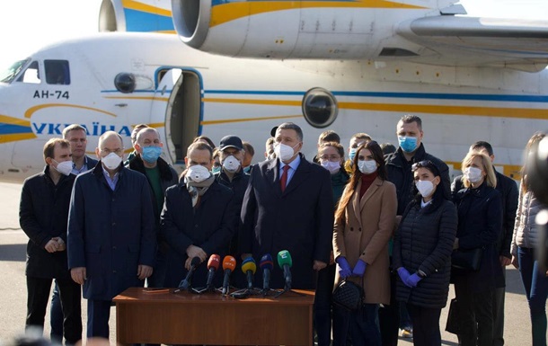 Україна відправила 20 медиків в Італію