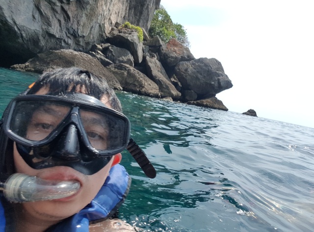 Snorkling di dekat Maya Bay