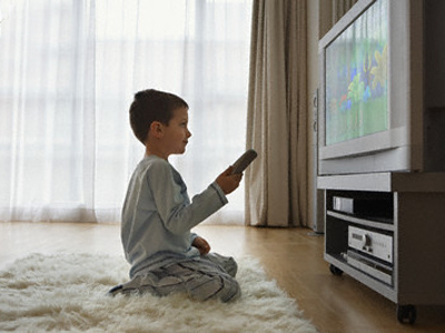 Cara nonton TV  yang aman untuk anak Buah Hati Ibu
