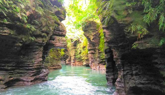 MENELUSURI KEINDAHAN SUNGAI SANTIRAH YANG MENAWAN DENGAN RIVER TUBING DI PANGANDARAN