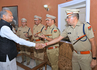 मुख्यमंत्री से पदोन्नत आईपीएस अधिकारियों ने की मुलाकात