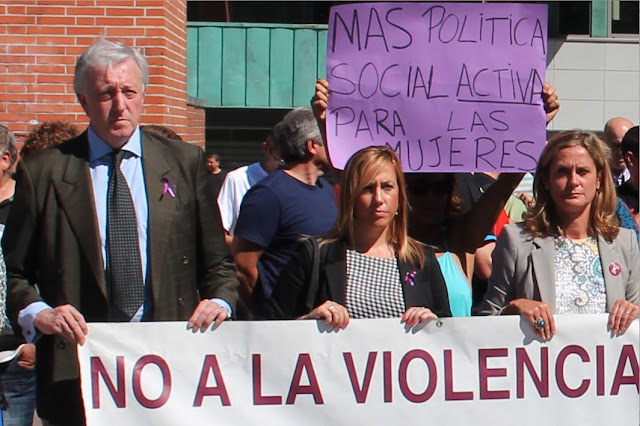 El asesor de Urbanismo, Fernández Sáinz de Vicuña, en la concentración contra la violencia machista en agosto