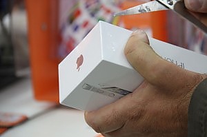 Il giorno dell'iPhone 5, code ai negozi per l'acquisto.