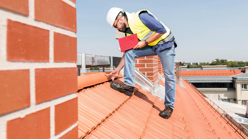 Have you recently detected a deterioration on your roof? Do you have leaks and do you think that the cause of this phenomenon is the cracks