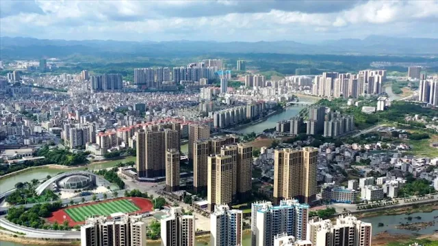 The picture overlooks the city of Huaiji County, with towering and thriving buildings