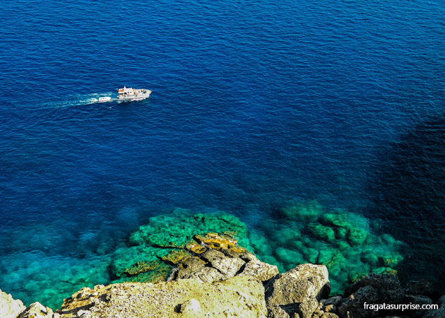 O azul do Mar egeu visto da Acrópole de Lindos, na Ilha de Rodes