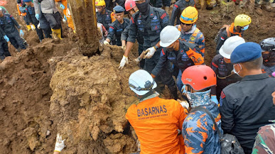 Walaupun Hujan Rintik Sejak Pagi tak Halangi Evakuasi 5 Korban Gempa Cianjur