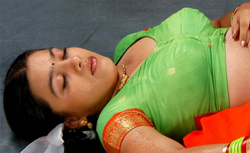 Valluvan Vasuki Movie actress Shwetha Bandekar Exposing Side boobs