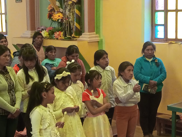 Da ich viele Bergdörfer habe, feiern wir eben mehrmals die Erstkommunion. Hier einige Eindrucke vom Missionssitz in San Antonio de Esmoruco.