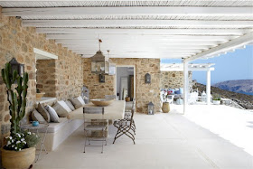 terraza con cojines de lino y algodon casa en mykonos chicanddeco