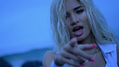 Pia Mia se rodea de motivos exóticos en el vídeo de "Do It Again"