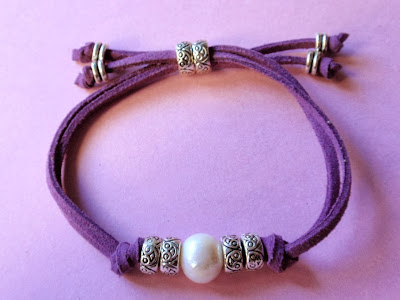 Pulsera en antelina color morado y perla de agua dulce