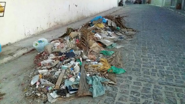 MORADORES DA RUA SANTA LUZIA RECLAMAM DE ACÚMULO DE LIXO