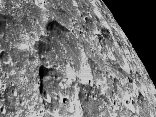 Orión también capturó una increíble fotografía de la superficie lunar