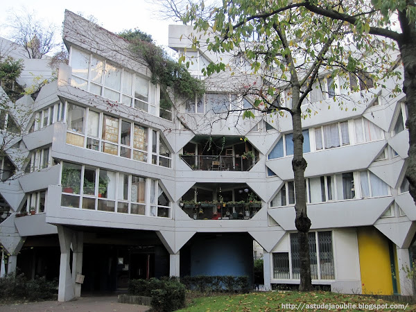 astudejaoublie - Ivry-sur-Seine - Ensemble de logements - 1970-1975.  logements Casanova, logements rue Jean-Baptiste Clément, rue Georges Gosnat (ex rue Lénine), logements Cité du Parc, l'école Albert Einstein.  Architecte: Jean Renaudie.