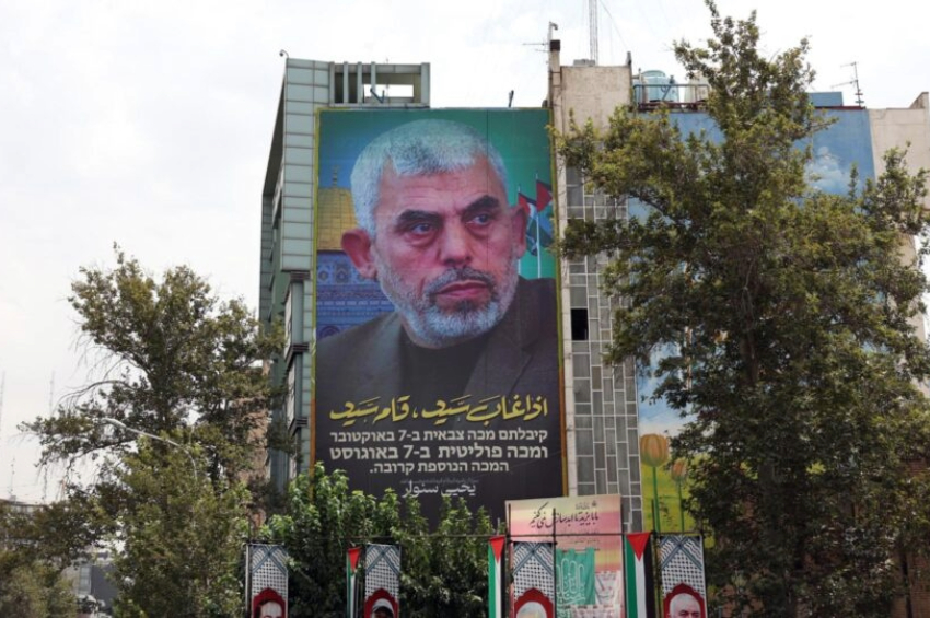 Outdoor em Teerã com imagem do novo líder político do Hamas, Yahya Al-Sinwar | Foto: EFE/EPA/ABEDIN TAHERKENAREH