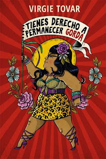 Portada de Tienes derecho a permanecer gorda donde se ve una ilustración que representa a la autora llevando una pancarta con el título de la obra. Va vestida con un top escotado y una falda de estampado de leopardo, va con tacones y a su alrededor hay flores.