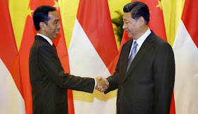 Presiden Jokowi berjabat tangan dengan Presiden China Xi Jinping 