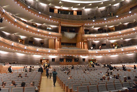 Opéra de Saint Petersbourg La salle de concert : arrivée du public représentation de La dame de PIque