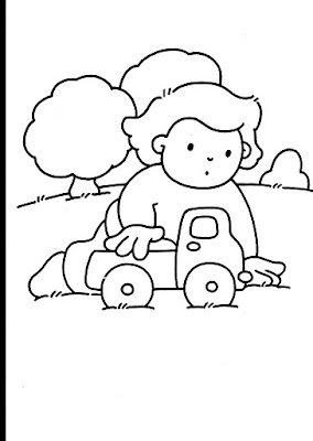 Niño jugando con carrito