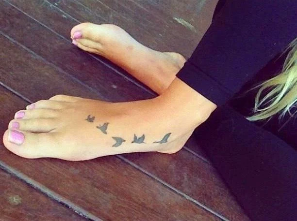 Vemos tatuajes femeninos para pies de pajaritos